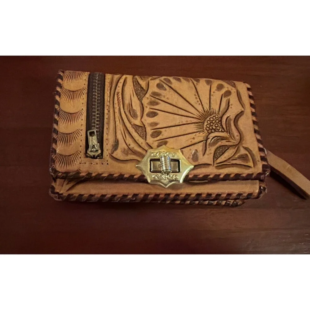 Vintage small leather Purse/Wallet Clasp zipper.  Mexico. Beautiful Hand Tooled!